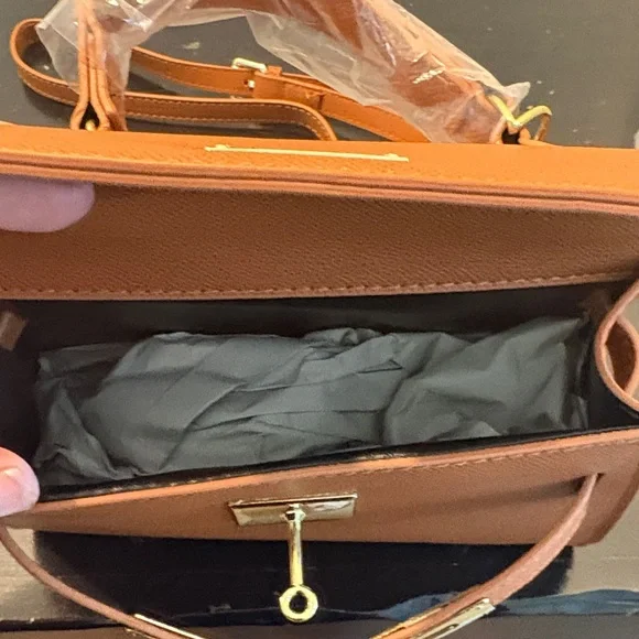 Elegant Tan Handbag - Picture 2 of 4